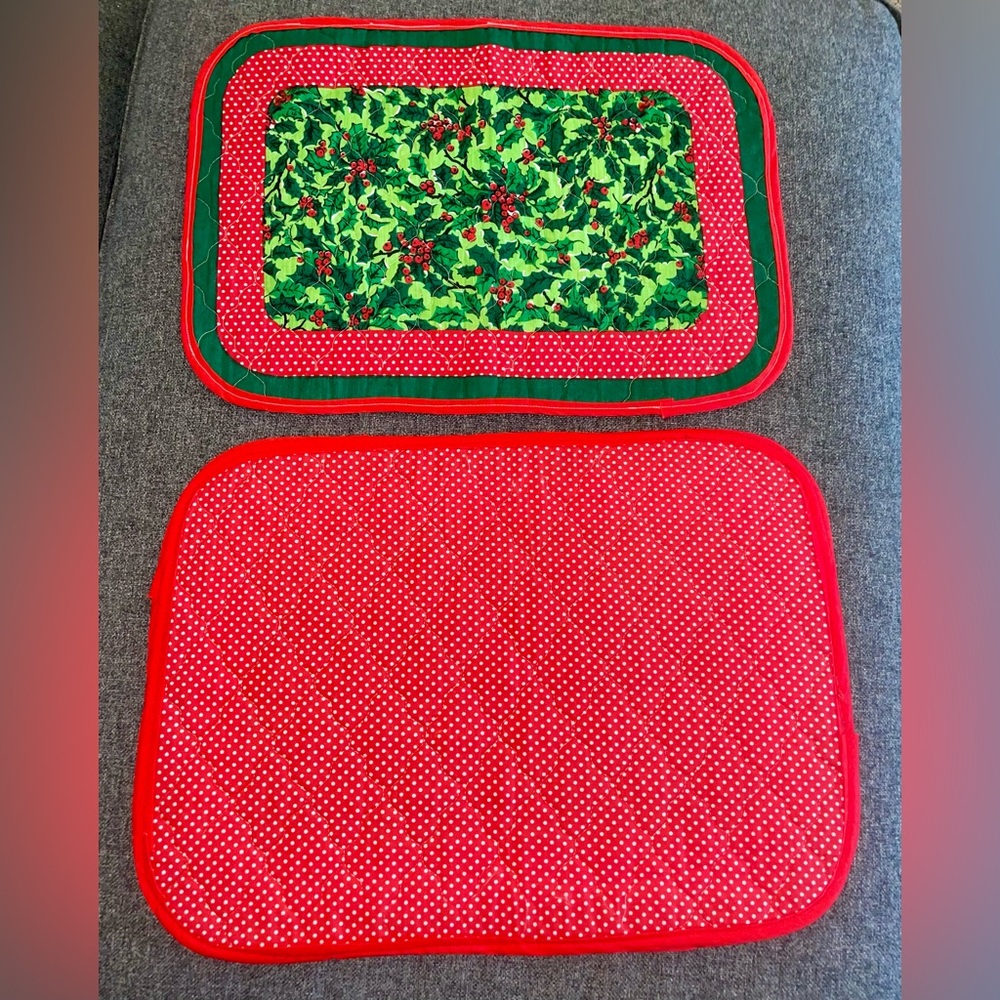 Festive Holiday Placemats Set of 4, great condition!